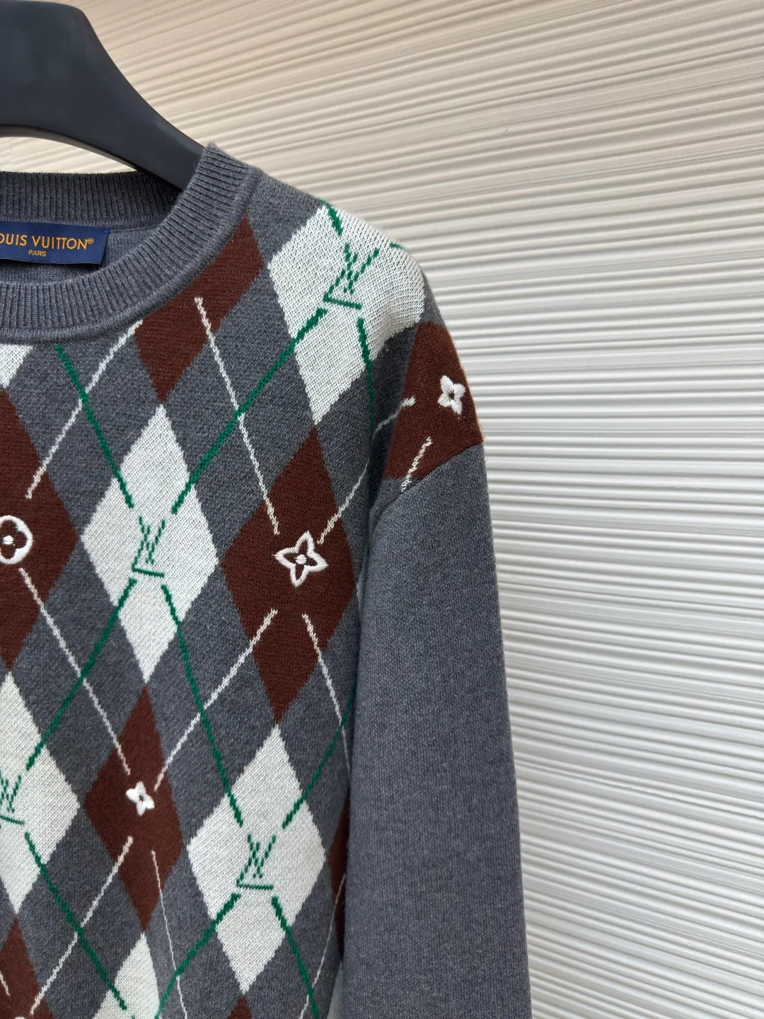 LOUIS VUITTON diamond check crew neck sweater ●Item number: 1680039-B10 ●Fabric: wool fabric ●Technology: knitting ●Version: fitted version ●Weight: about 690 grams ●Size: XS-S-M-L ●Description: The wool material is made of 48/2 fine count 50% Basulan worsted wool yarn, and is woven with a 3-color jacquard technique on a 14-gauge wool loom imported from Germany. The pattern is purely hand-drawn. It takes 290 minutes for a single piece. The fabric piece needs to be stitched and then dismantled and embroidered by hand. The embroidery uses a high-speed embroidery machine for positioning embroidery. The back is spliced with turtle back with Hassel thread, and it is customized with three-label washing. The overall wiring is straight and delicate, the fabric is comfortable and soft, and the color is consistent without color difference. It can be matched with the same style to create a fashionable look and control various occasions. Customized accessories, complete with three standards, same style for men and women!